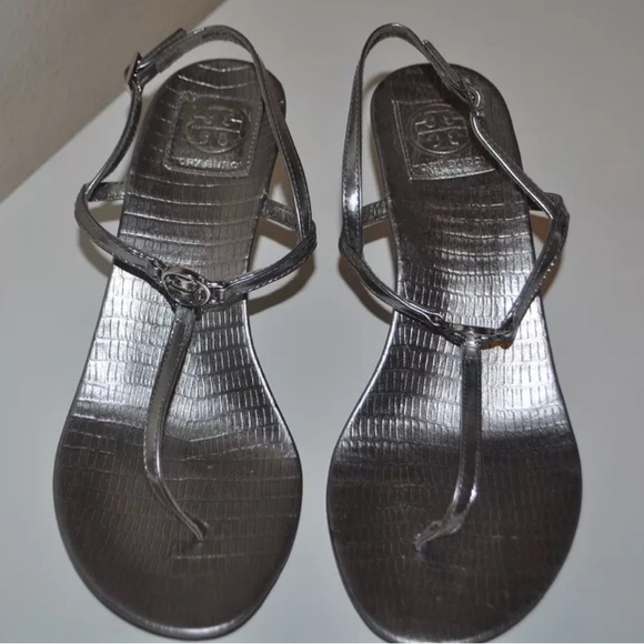 Tory Burch Metallic Silver Leather Logo Low Heel Sandals Shoe Sz 7.5 Ankle Strap - Picture 1 of 5